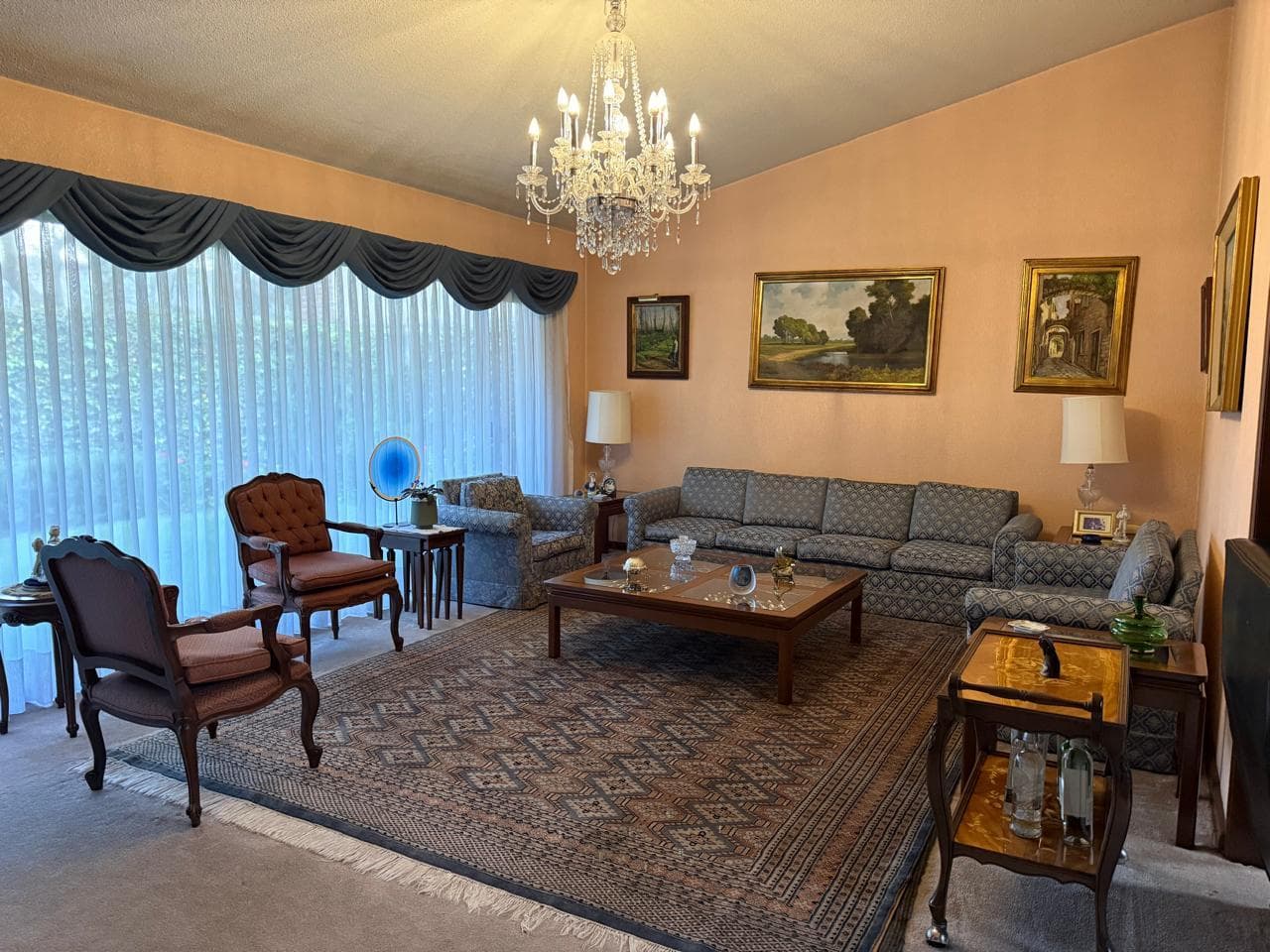 HOUSE FOR SALE ON PASEO DE LOS LAURELES, BOSQUES DE LAS LOMAS, WITH A GARDEN.
