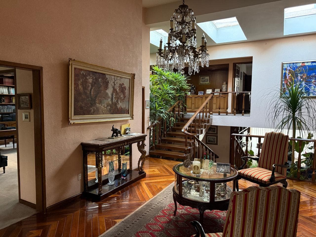HOUSE FOR SALE ON PASEO DE LOS LAURELES, BOSQUES DE LAS LOMAS, WITH A GARDEN.