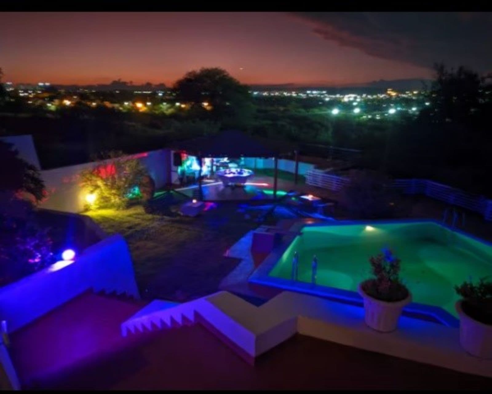 5-BEDROOM HOUSE FOR SALE IN CERRO DE LAS ROSAS WITH VIEWS OF THE MOUNTAINS
