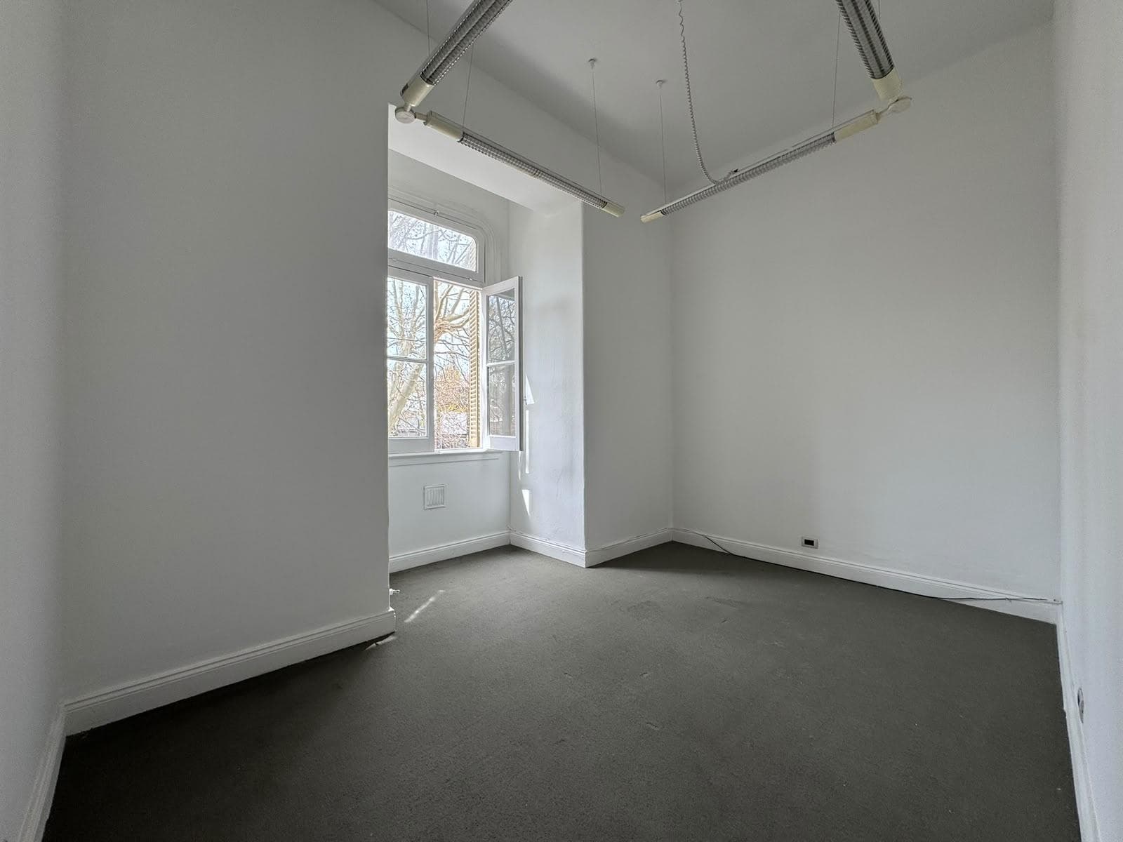 Ituzaingo and Juan Jose Diaz - Office for Rent - Ideal Studio