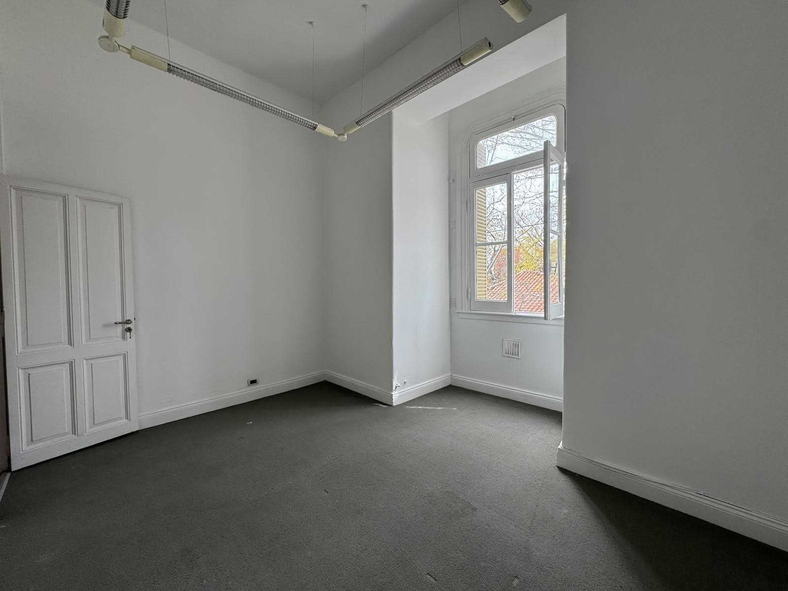 Ituzaingo and Juan Jose Diaz - Office for Rent - Ideal Studio