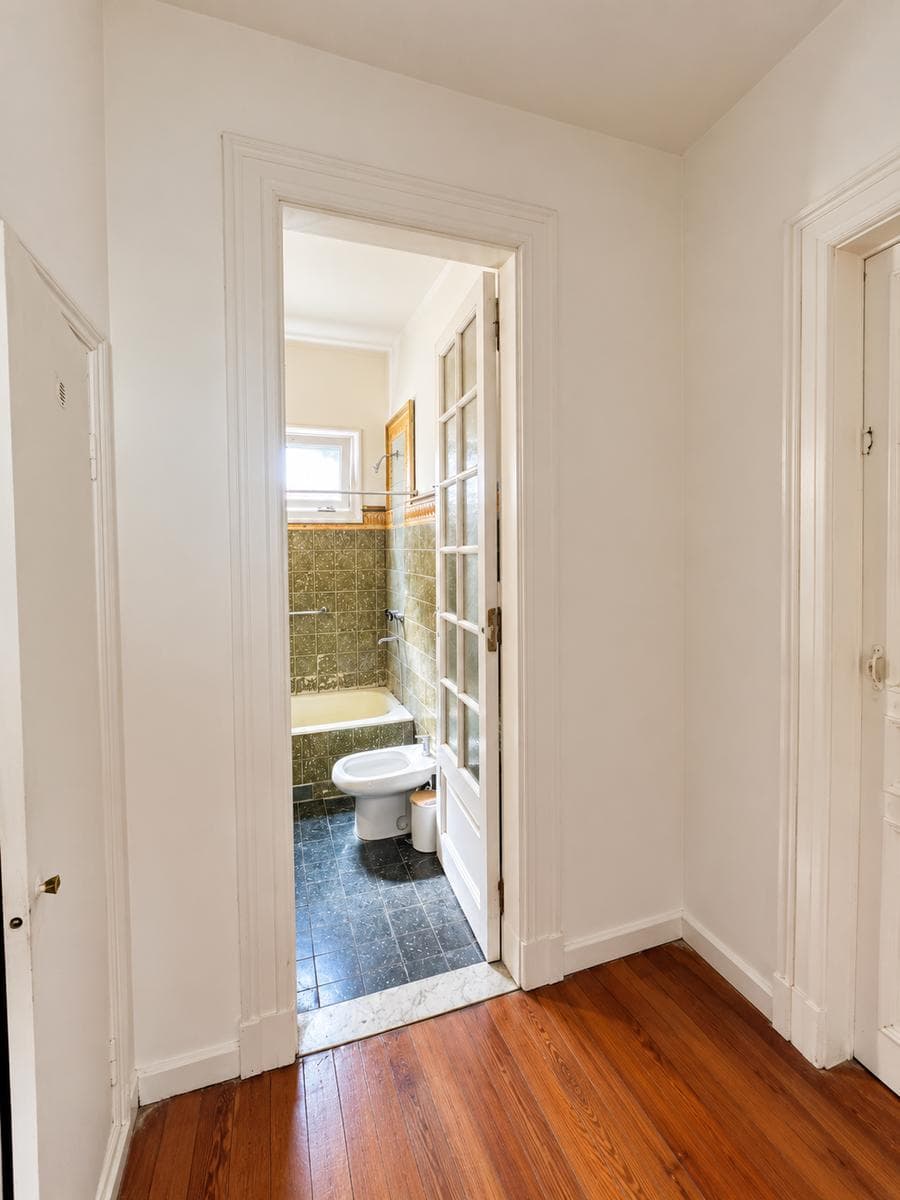 A Hidden Gem in Villa Devoto: Townhouse / 3 bedrooms with exceptionally well-preserved original features