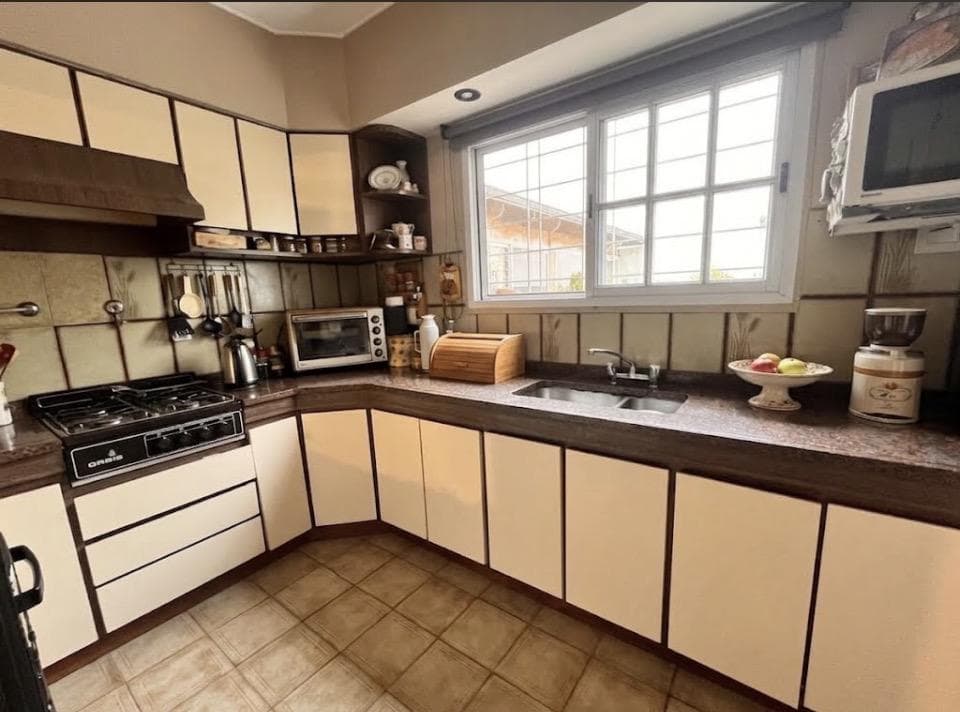 House for sale with terrace and garden, 3 bedrooms, mortgage-eligible, Tres de Febrero, landlords