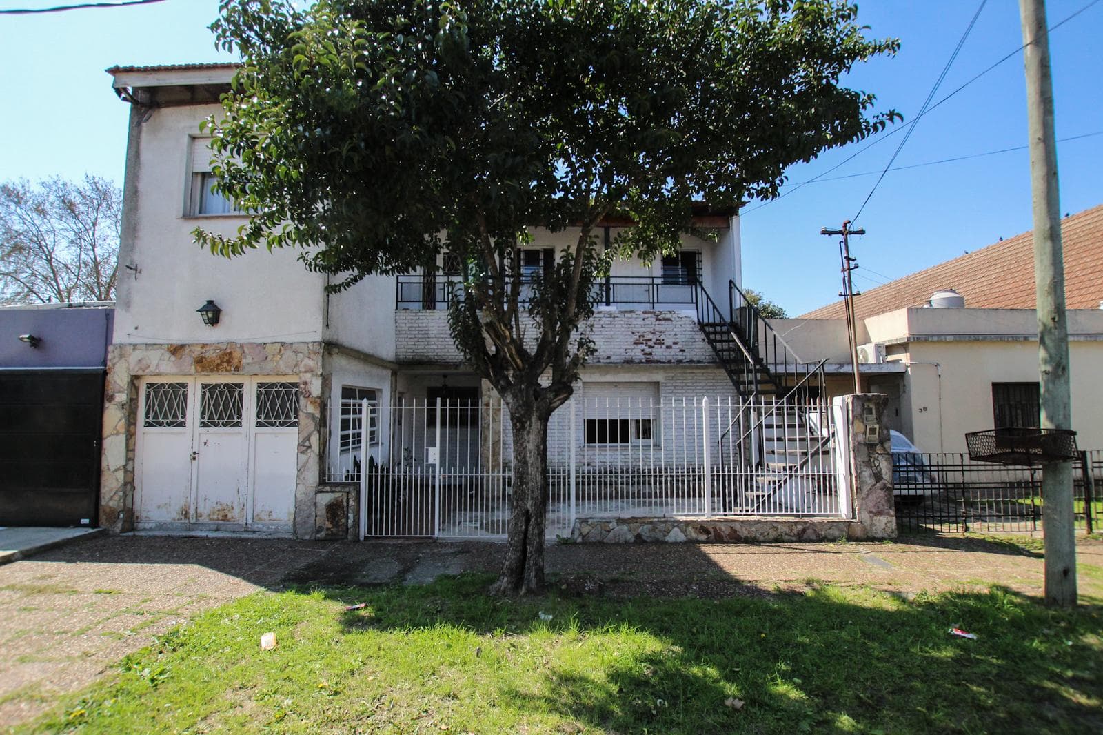 En venta gran casa 6 Ambientes con Cochera, Fondo y Uso Mixto – Temperley Este / Lomas de Zamora
