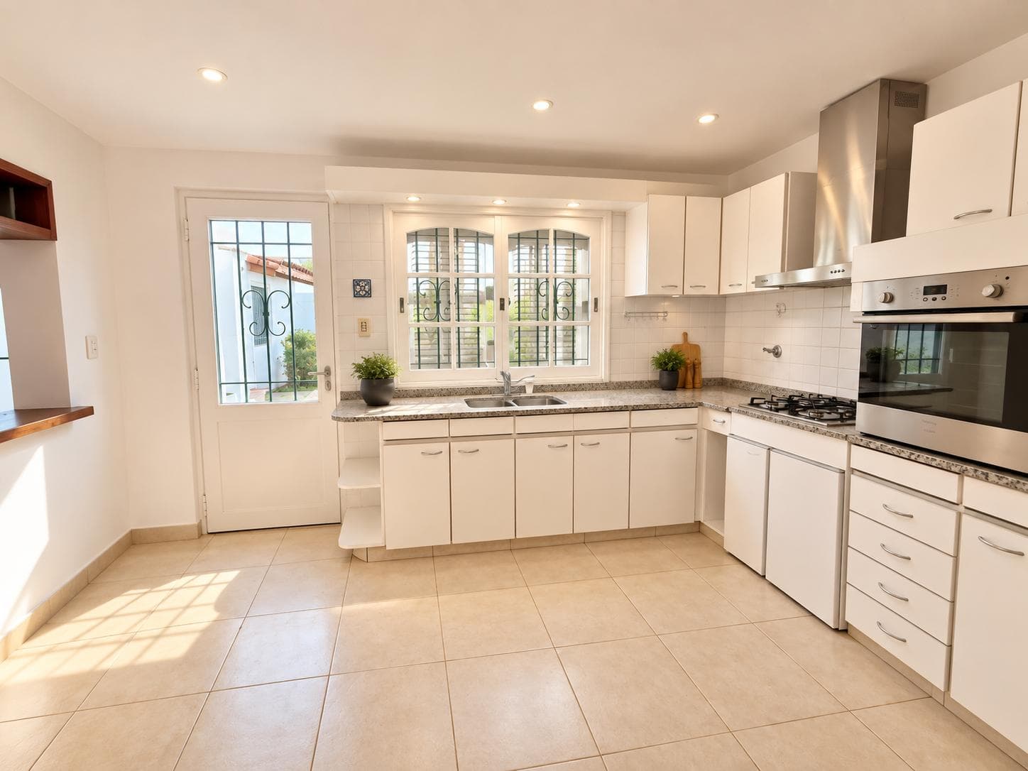 5-Bedroom House for Sale in the Cerro de las Rosas Neighborhood with a Pool