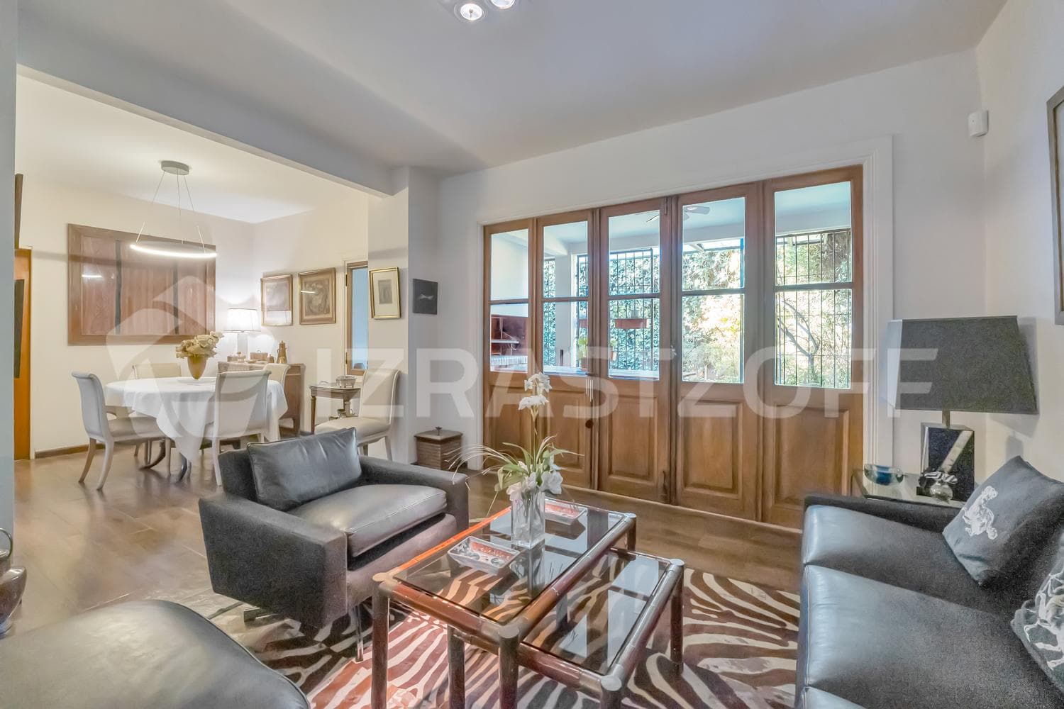 6-Room Renovated House for Sale, with a Porch, Barbecue, Garden, and Pool - La Horqueta, San Isidro