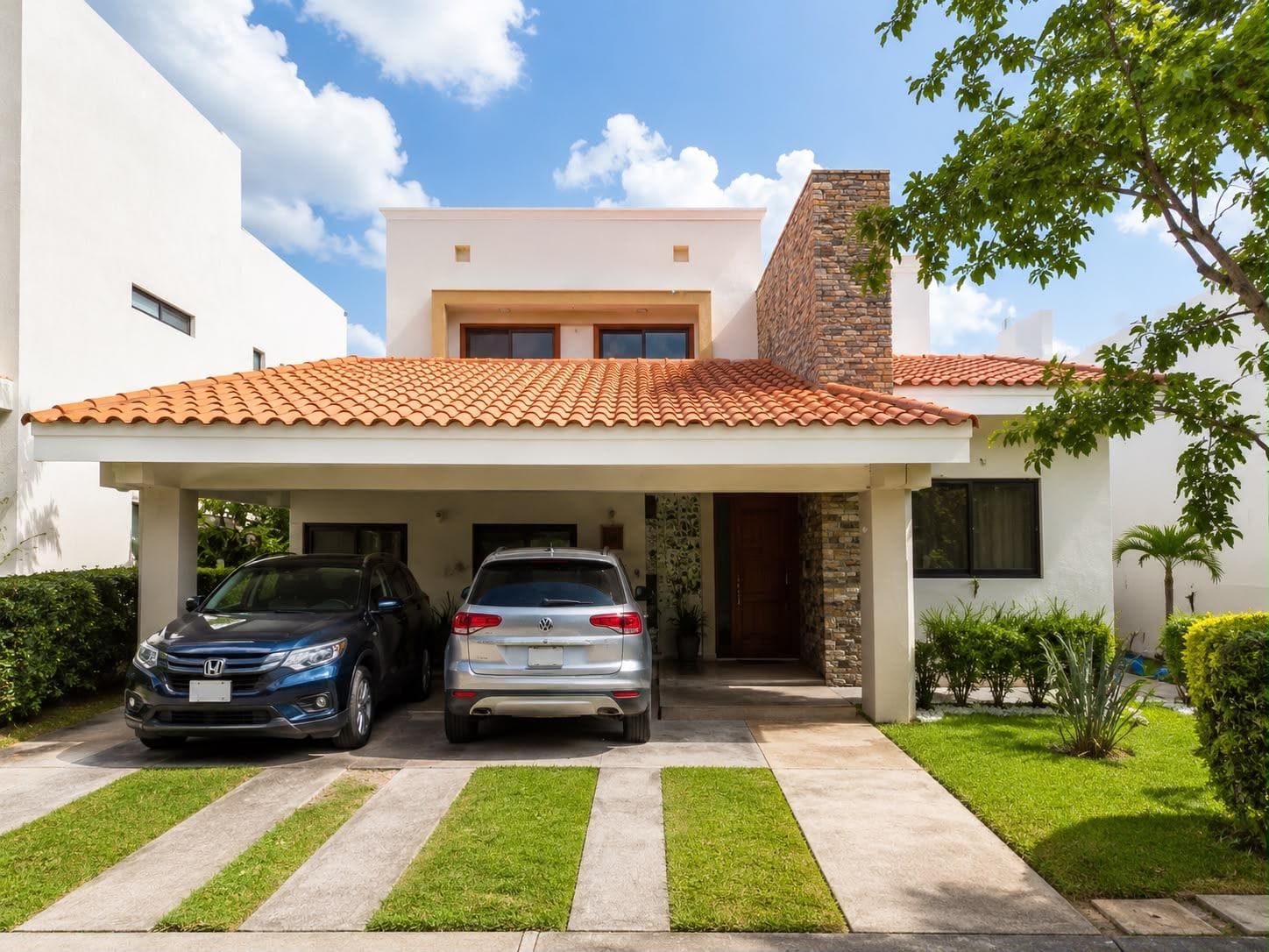Furnished Apartment for Rent in the Lagos del Sol Residential Complex, at the corner of Colosio Ave. and Alfredo V. Bonfil St.
