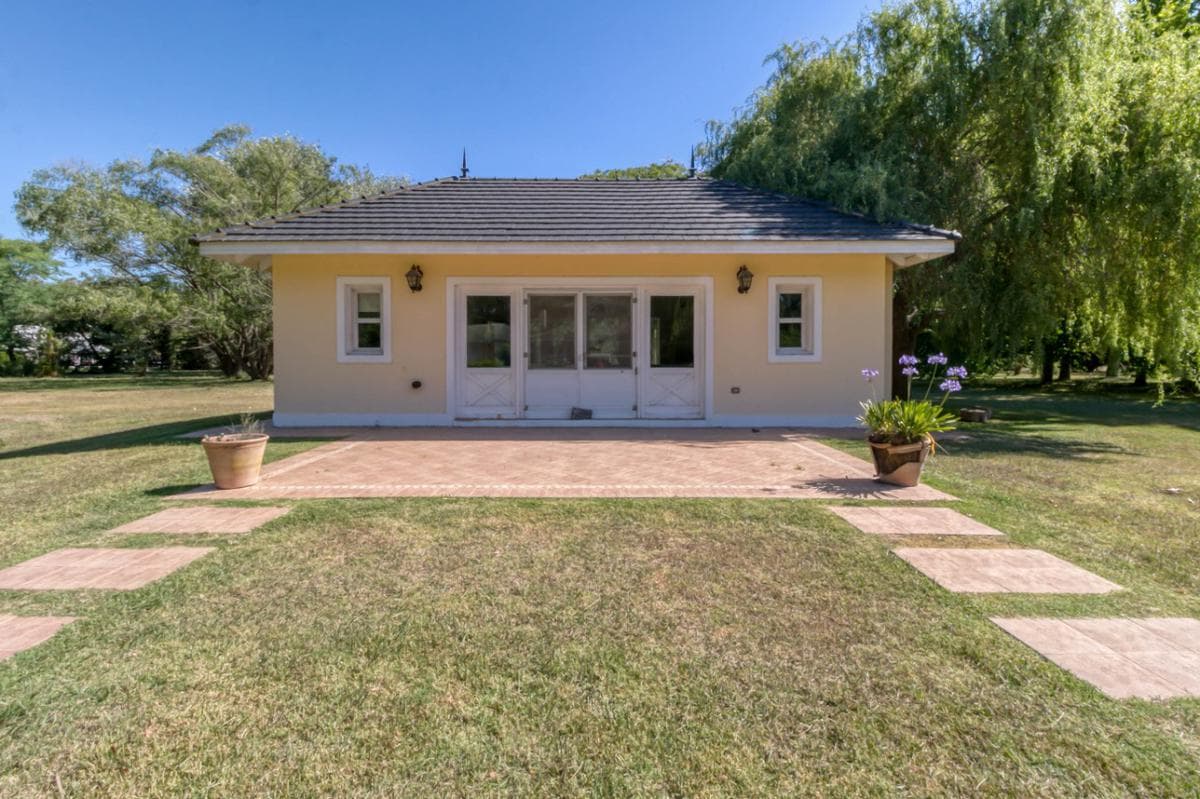 House for sale or rent in the gated community of Campos de Roca I. Lot size: 14,000 m2; floor area: 246 m2.
