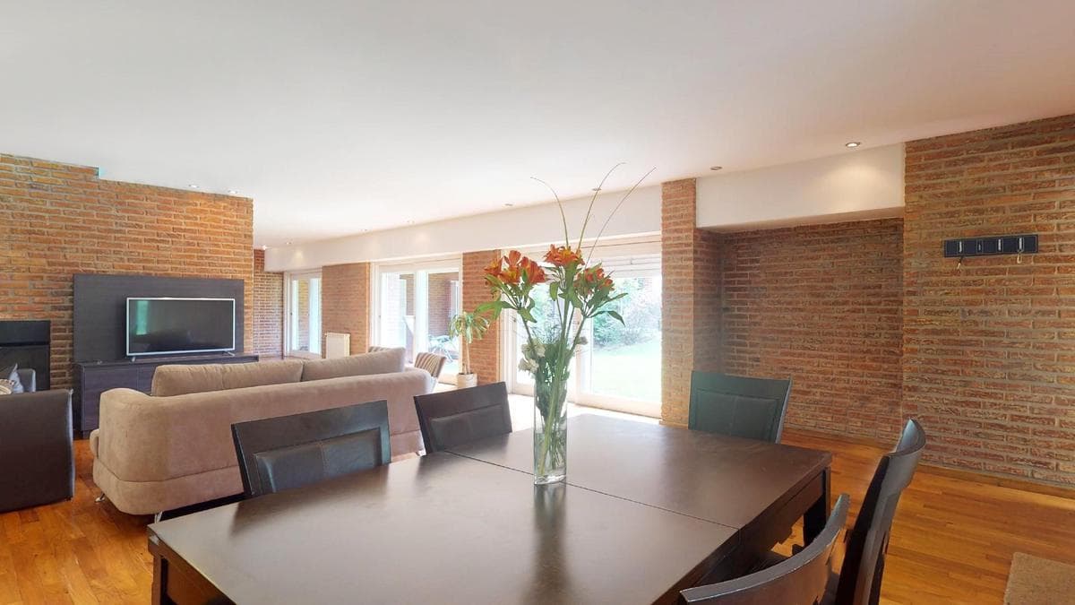 House for sale in Gonnet: 485 between 20th and 21st. Lot size: 30 x 60. 370 m² of floor space. Excellent condition. Pool