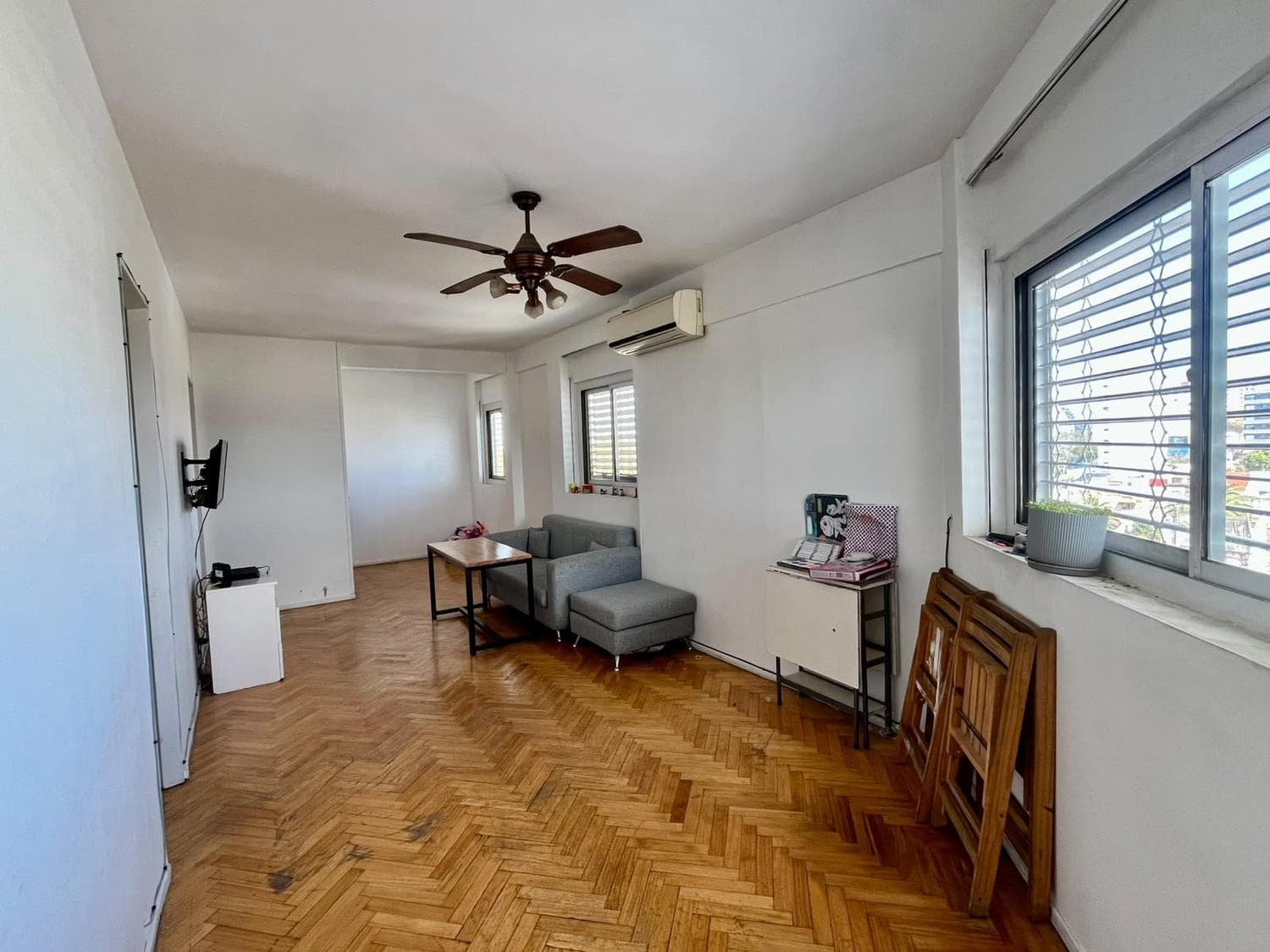 Apartment for Sale on Agronomia 6: Apartment with Balcony and Terrace