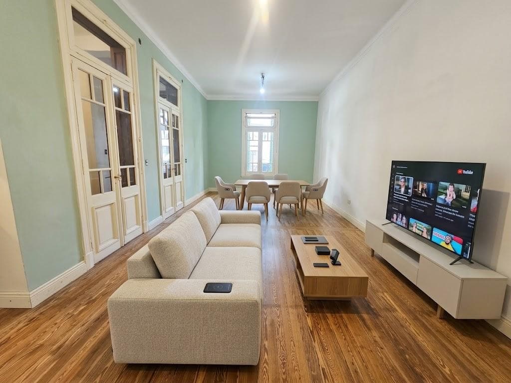 HOUSE FOR SALE IN FLORES: 5 ROOMS, PRIVATE LOT