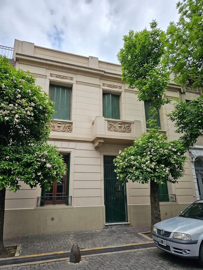 HOUSE FOR SALE IN FLORES: 5 ROOMS, PRIVATE LOT