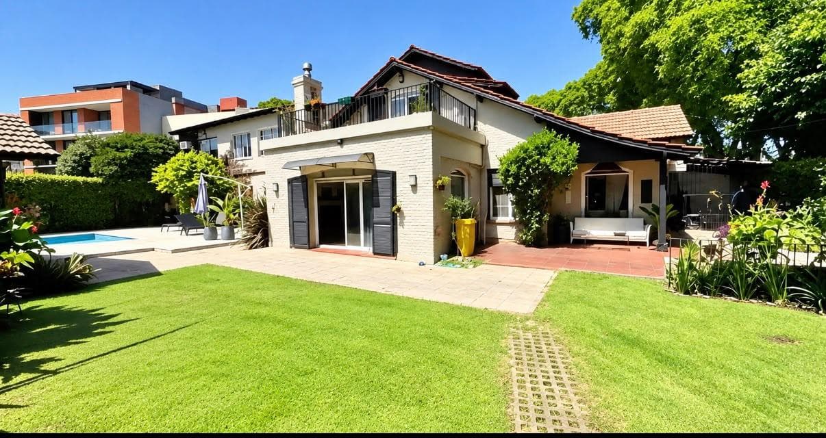 Casa de 7 Ambientes en Acassuso sobre Lote de 687 m² con Jardín, Pileta y Quincho