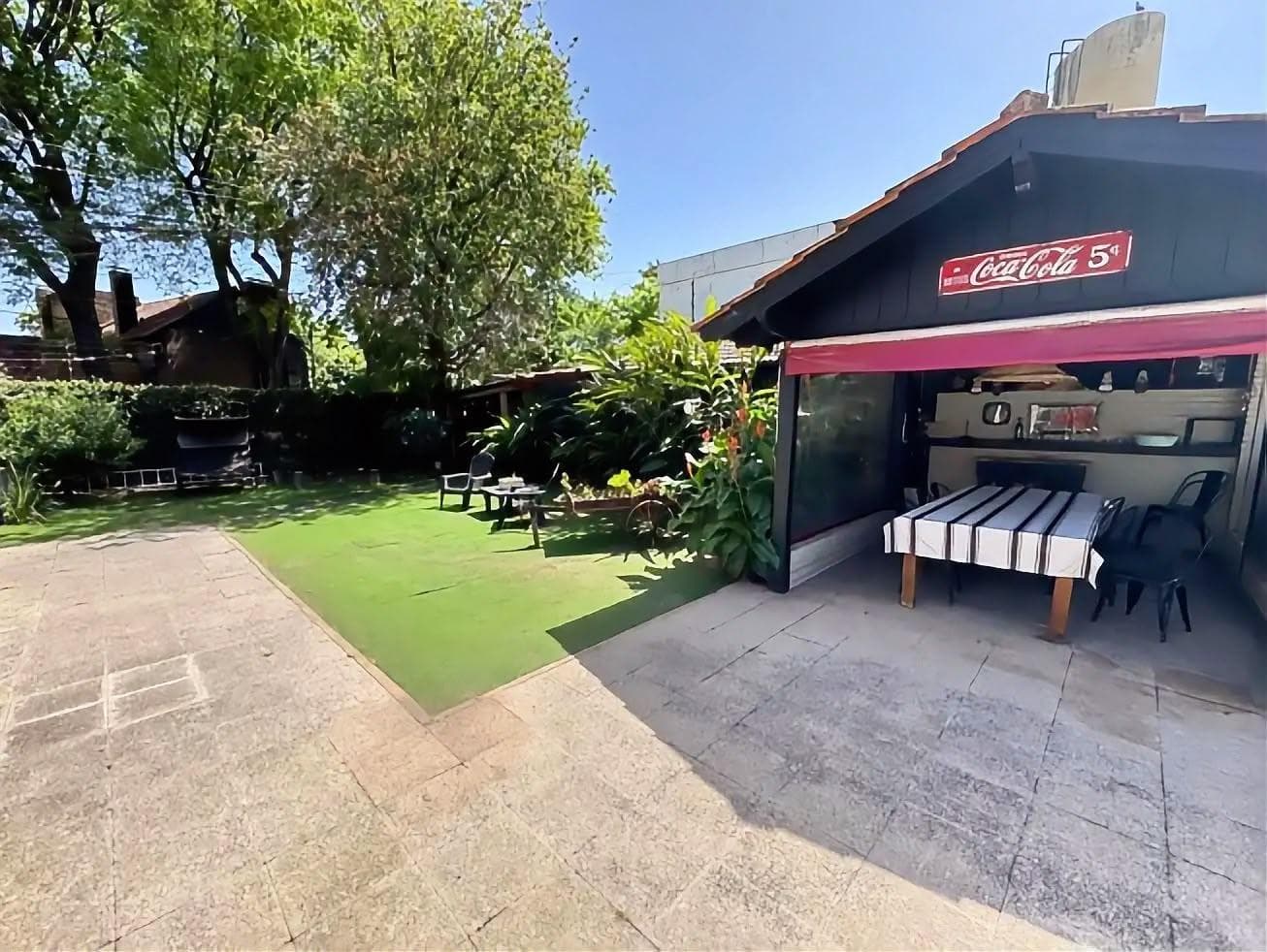 Casa de 7 Ambientes en Acassuso sobre Lote de 687 m² con Jardín, Pileta y Quincho