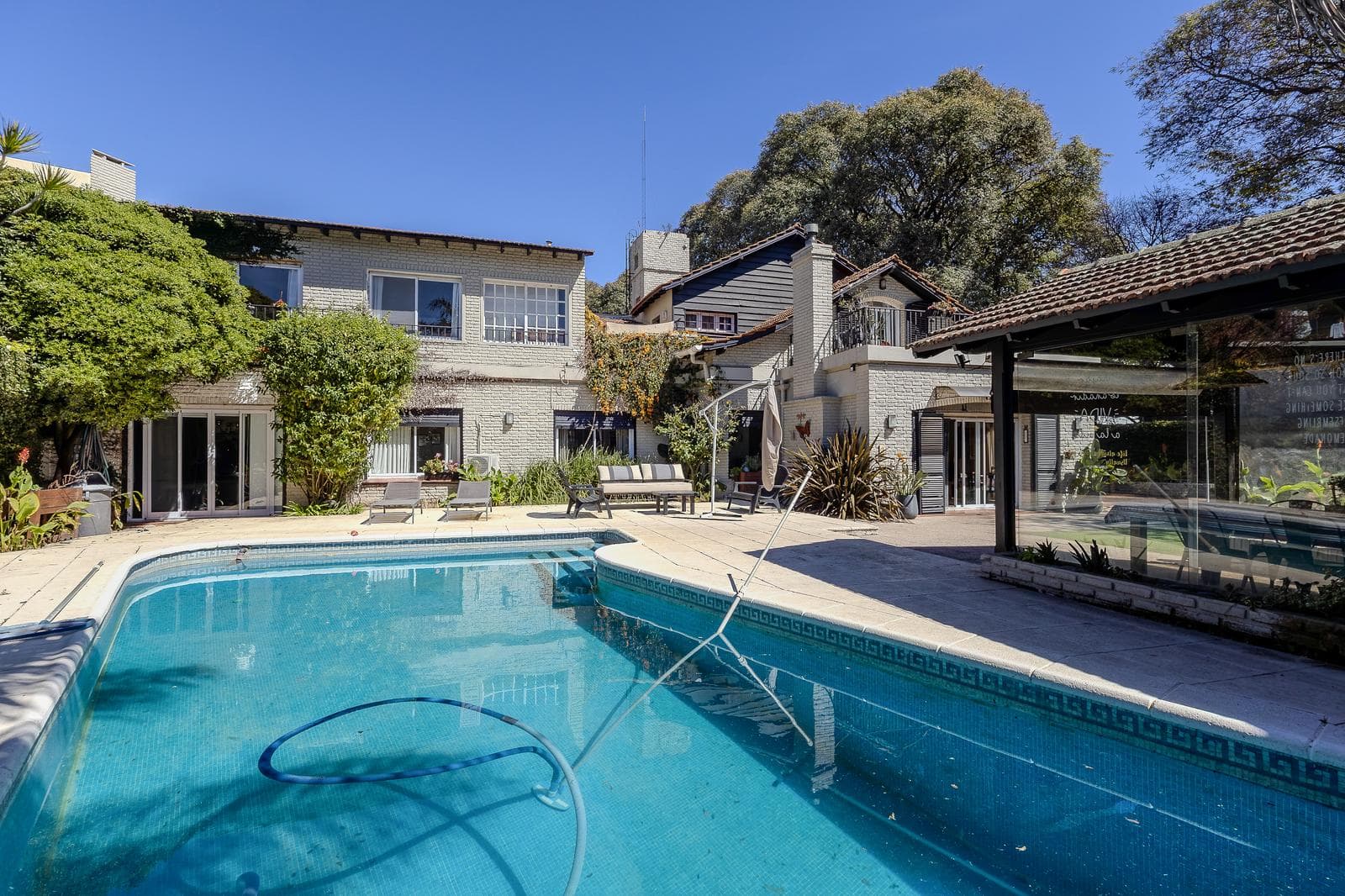 Casa de 7 Ambientes en Acassuso sobre Lote de 687 m² con Jardín, Pileta y Quincho