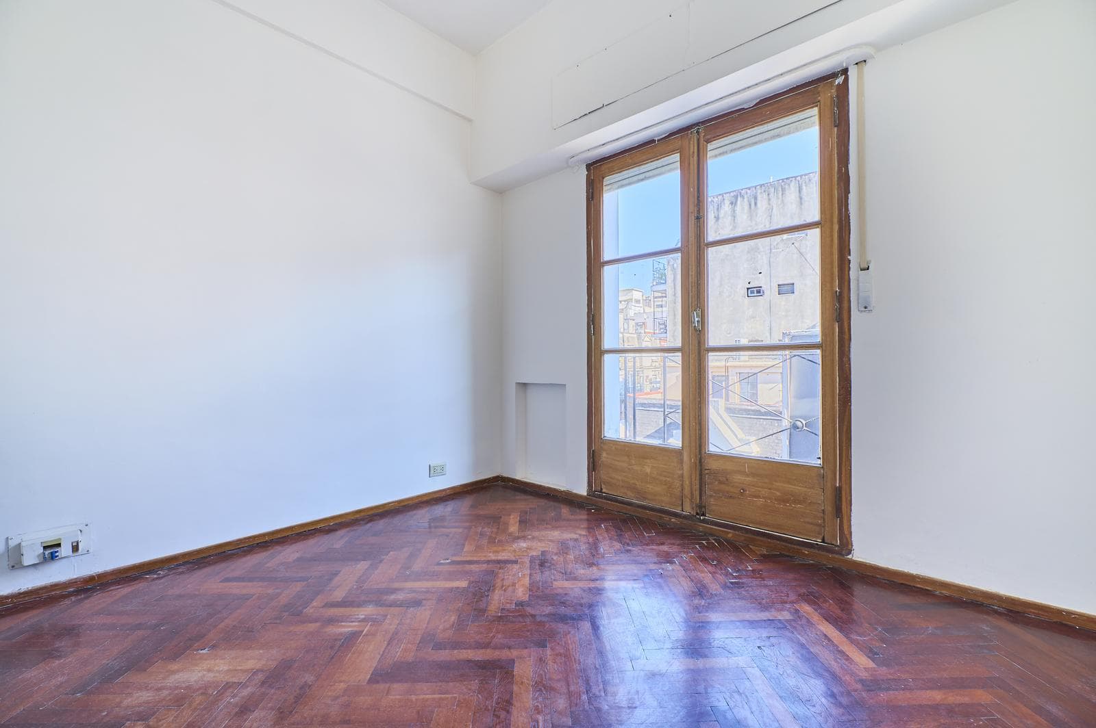 1-Bedroom, 2-Room Apartment for Sale, Facing the Street, in Recoleta, 6th Floor