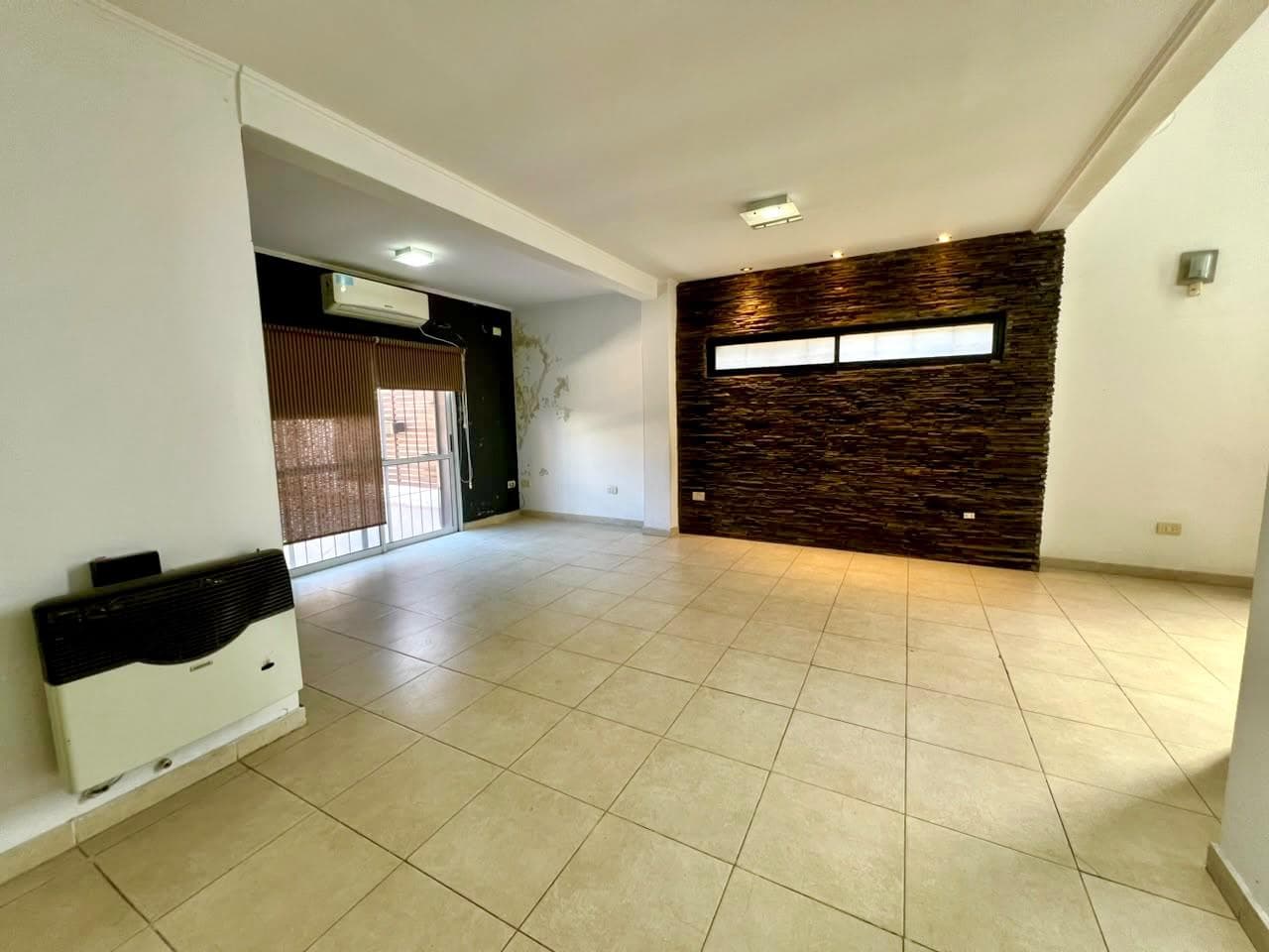 4-BEDROOM HOUSE FOR SALE, WITH GARAGE AND YARD, ECUADOR 300, BELGRANO NEIGHBORHOOD