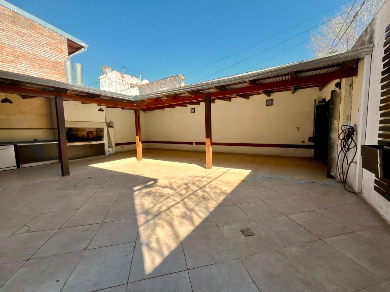 4-BEDROOM HOUSE FOR SALE, WITH GARAGE AND YARD, ECUADOR 300, BELGRANO NEIGHBORHOOD