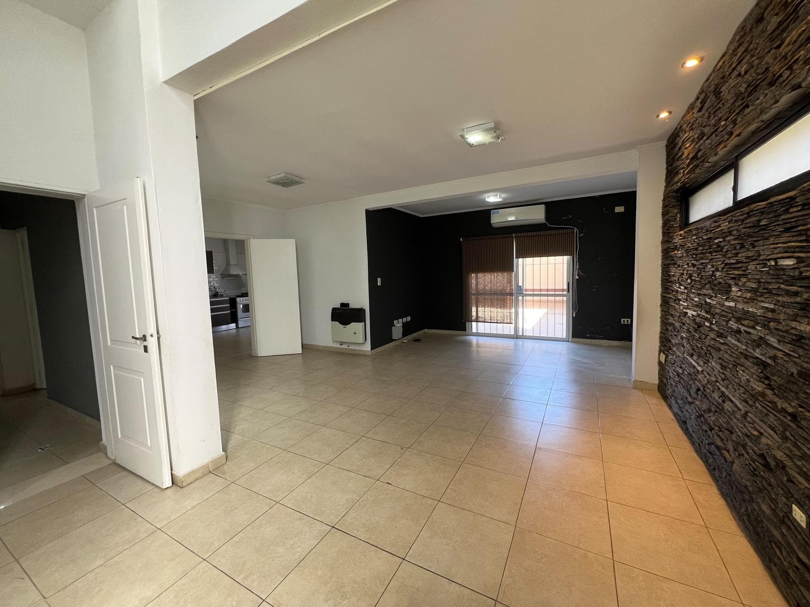 4-BEDROOM HOUSE FOR SALE, WITH GARAGE AND YARD, ECUADOR 300, BELGRANO NEIGHBORHOOD