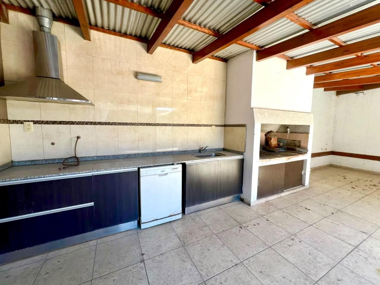 4-BEDROOM HOUSE FOR SALE, WITH GARAGE AND YARD, ECUADOR 300, BELGRANO NEIGHBORHOOD