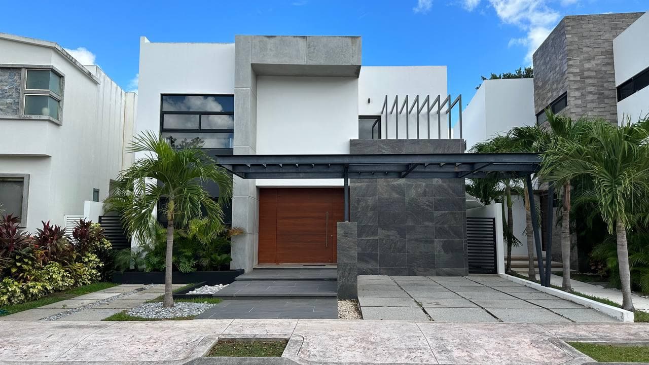 HOUSE FOR SALE IN CANCUN IN THE LAGOS DEL SOL RESIDENTIAL COMPLEX