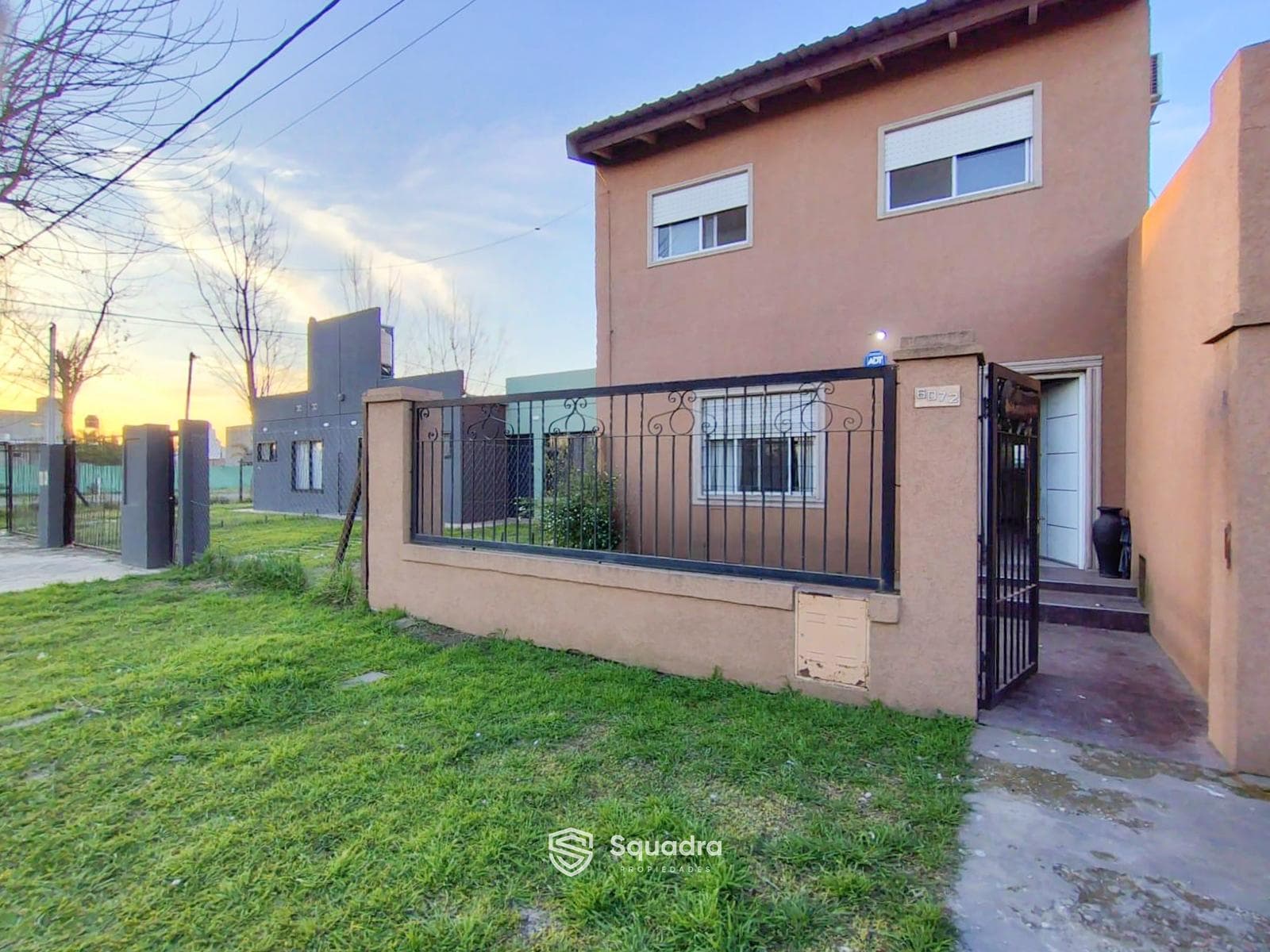 FOR SALE - Two-story house with a yard, pool, and driveway - La Carolina, Alvear.