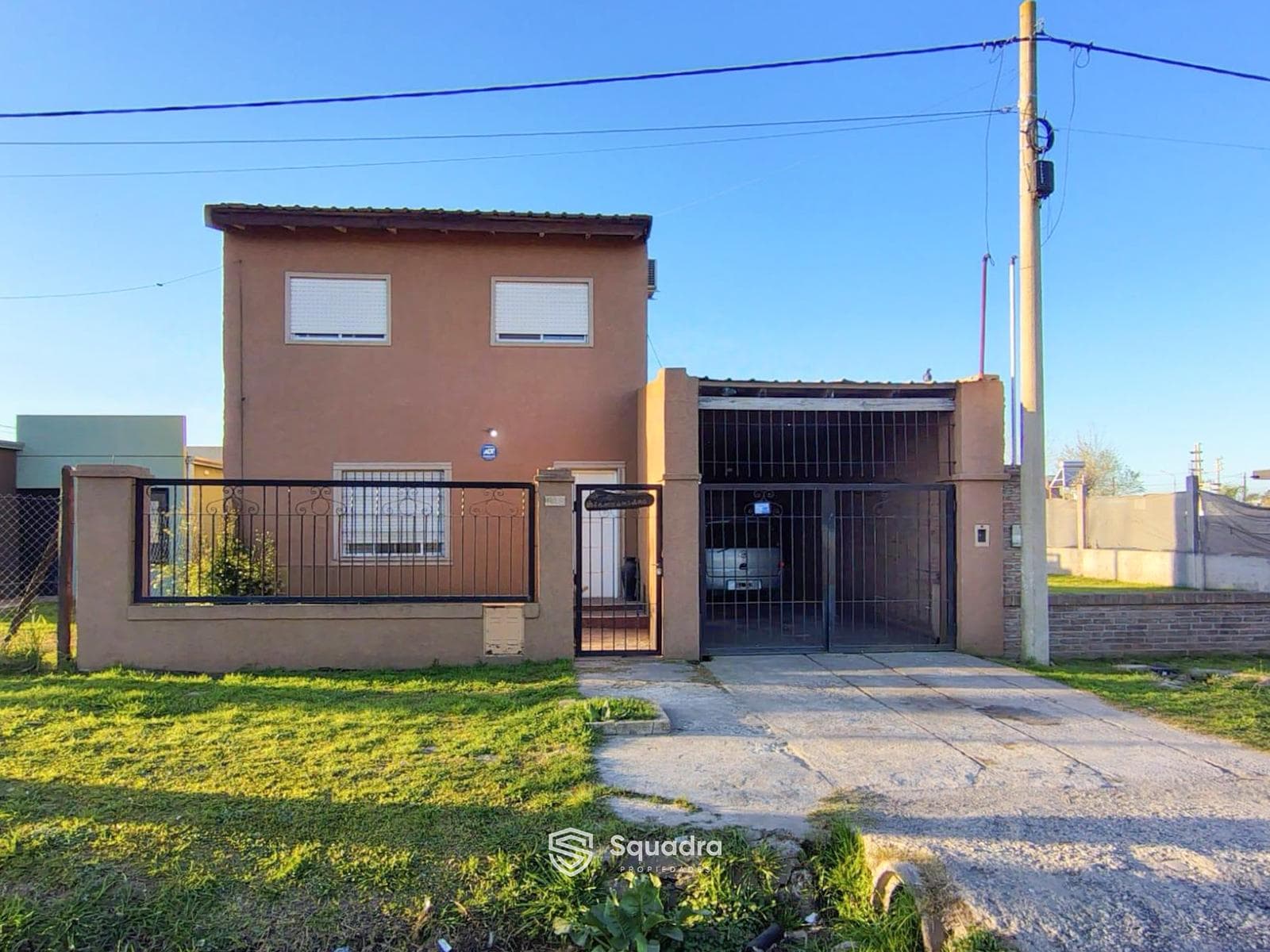 FOR SALE - Two-story house with a yard, pool, and driveway - La Carolina, Alvear.