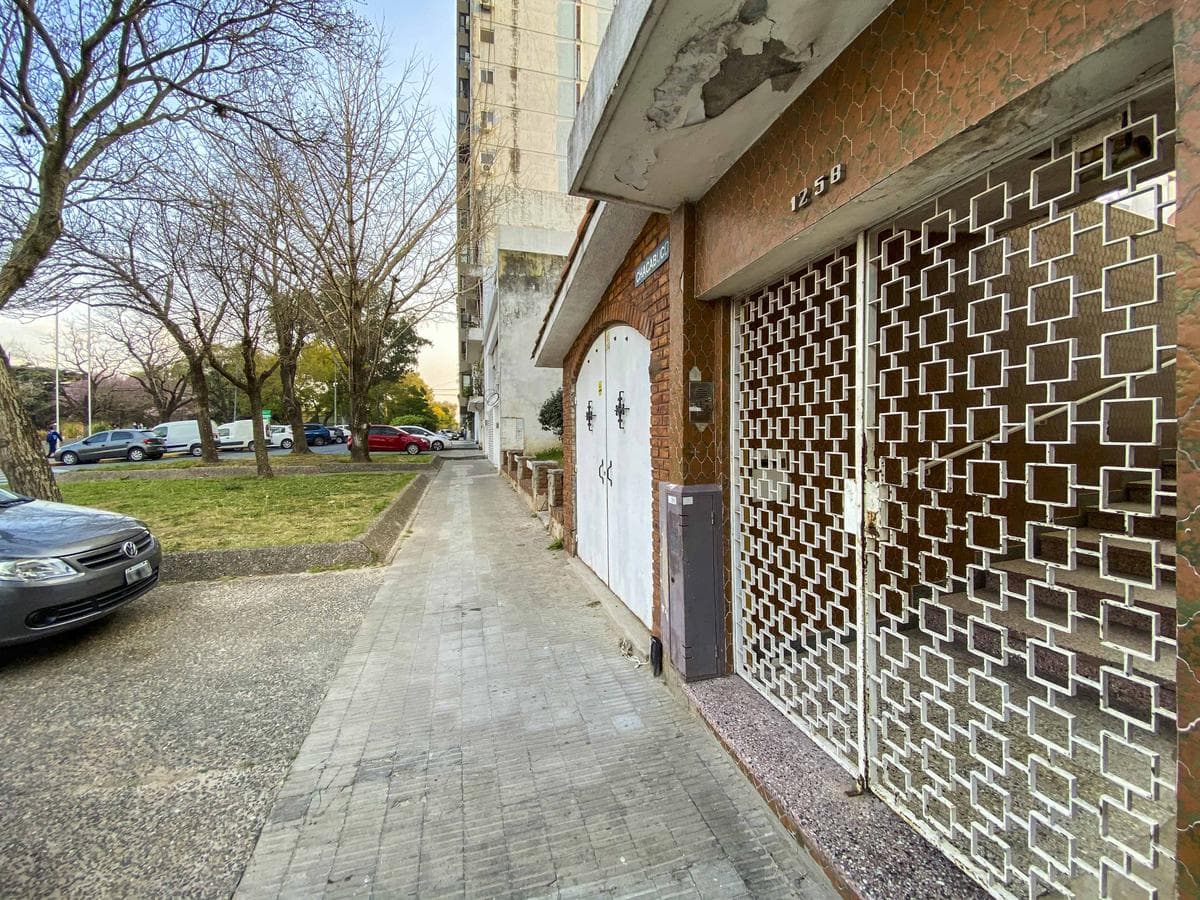 Departamento de pasillo de 1 dormitorio con patio