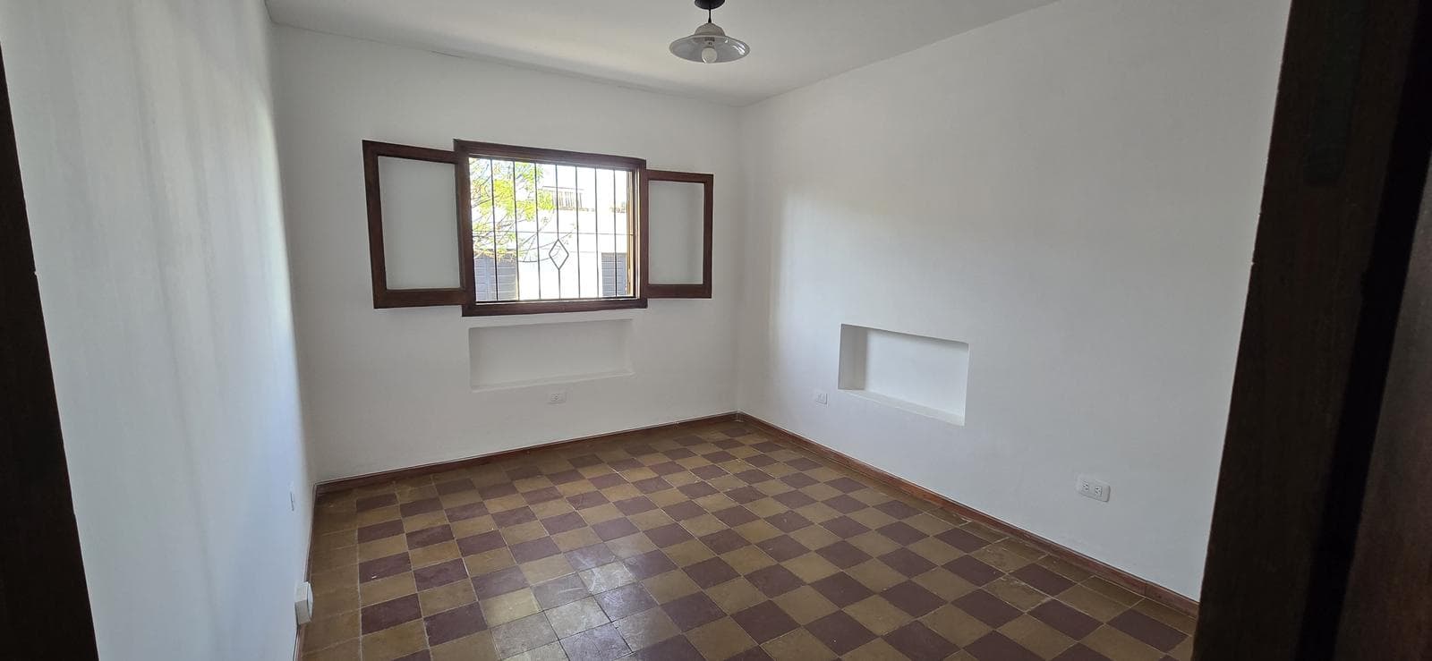 HOUSE FOR RENT IN ALTO ALBERDI: 2 BEDROOMS, COURTYARD, AND TERRACE