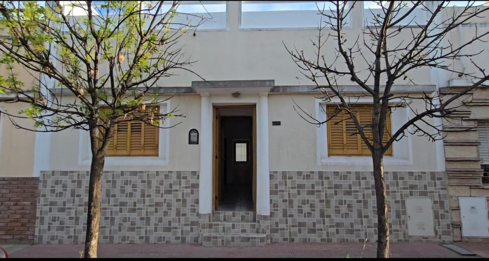 HOUSE FOR RENT IN ALTO ALBERDI: 2 BEDROOMS, COURTYARD, AND TERRACE