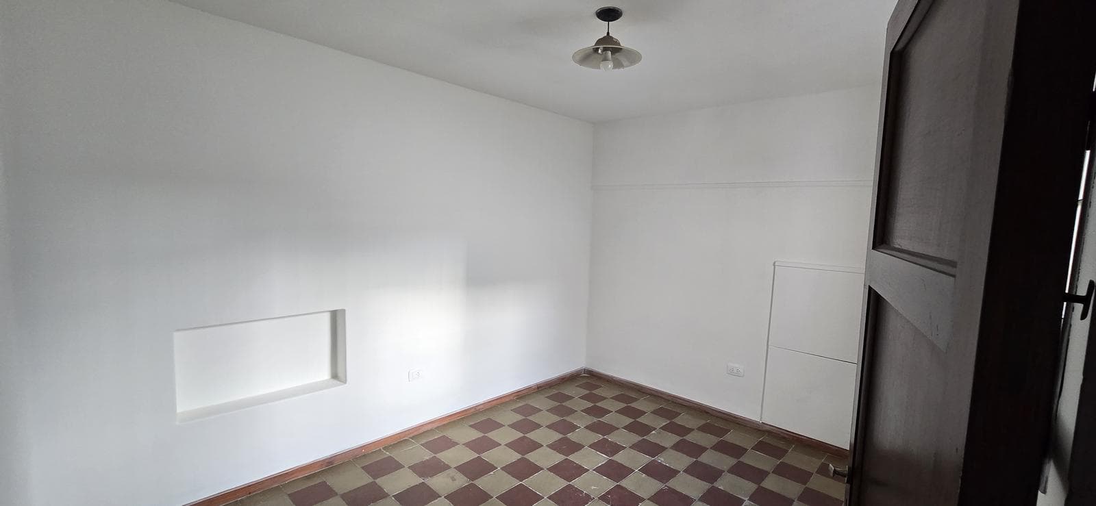 HOUSE FOR RENT IN ALTO ALBERDI: 2 BEDROOMS, COURTYARD, AND TERRACE