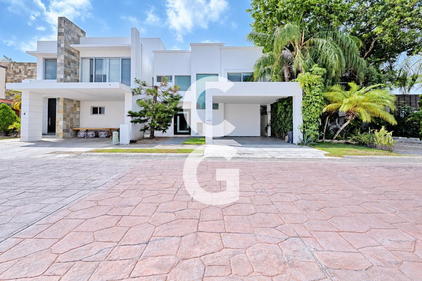 House for Sale in Cancún in the Cumbres Residential Complex with 3 Bedrooms