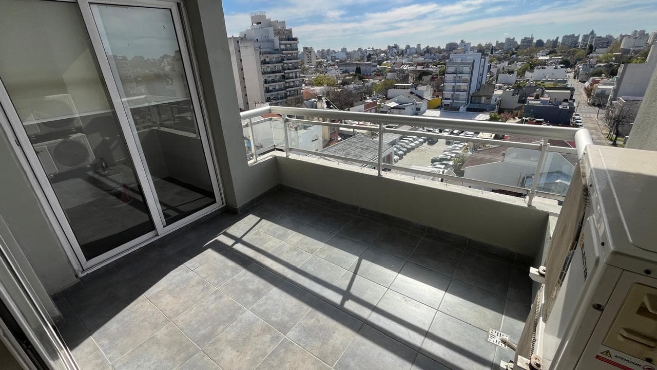Bright 2-room apartment in Villa del Parque with a garage