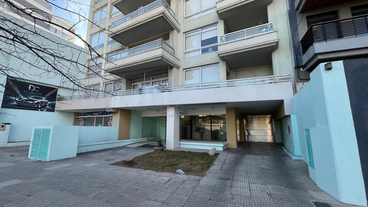 Bright 2-room apartment in Villa del Parque with a garage