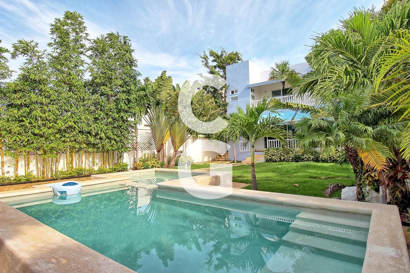 House for Sale in Cancún in the Lagos del Sol Residential Community with a Large Garden and Pool