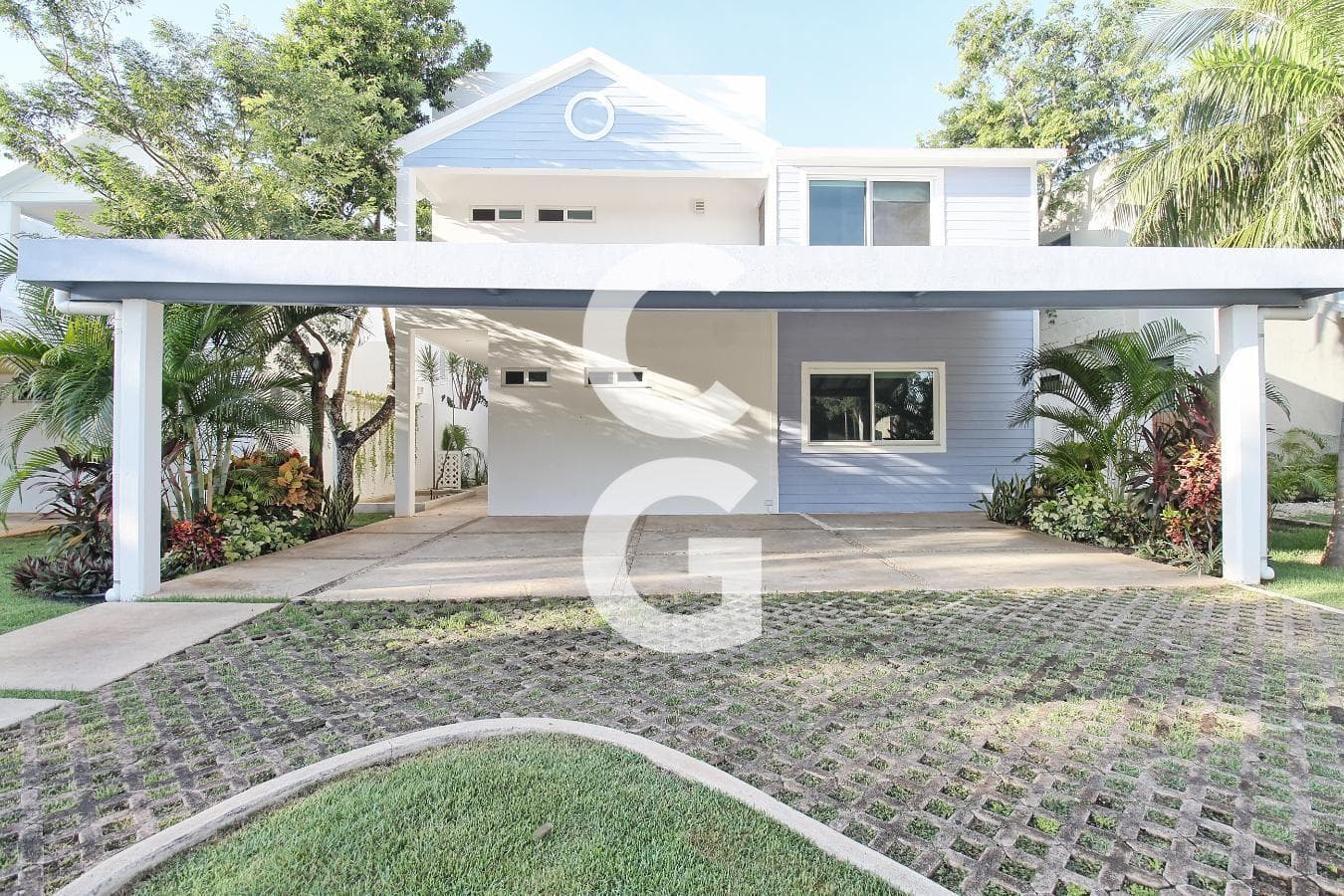 House for Sale in Cancún in the Lagos del Sol Residential Community with a Large Garden and Pool