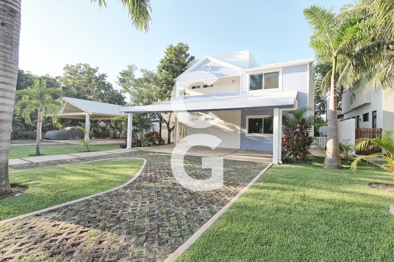 House for Sale in Cancún in the Lagos del Sol Residential Community with a Large Garden and Pool