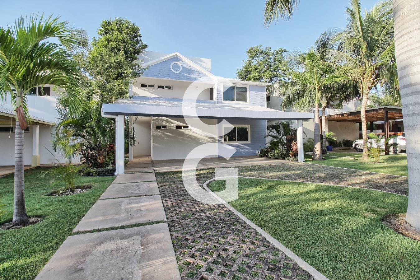 House for Sale in Cancún in the Lagos del Sol Residential Community with a Large Garden and Pool