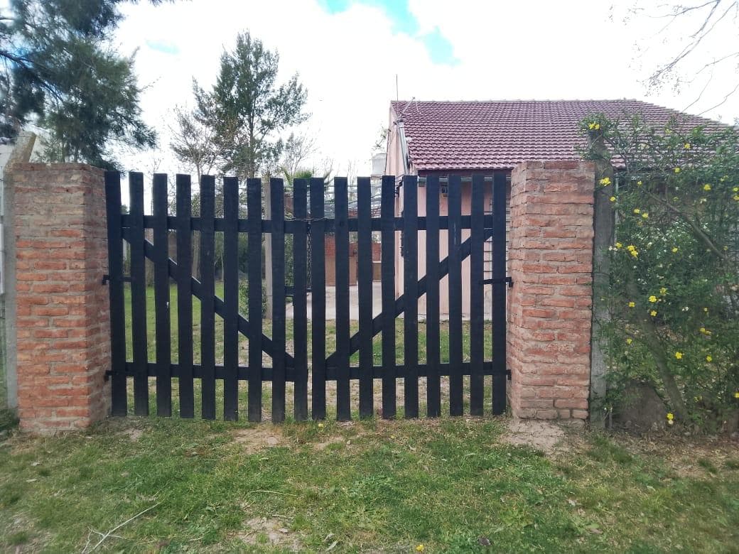 Casa 2 dormitorios, con parque y pileta, Barrio Dardo Rocha Domselaar ALQUILER