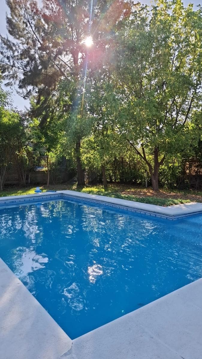 Casa 2 dormitorios, con parque y pileta, Barrio Dardo Rocha Domselaar ALQUILER