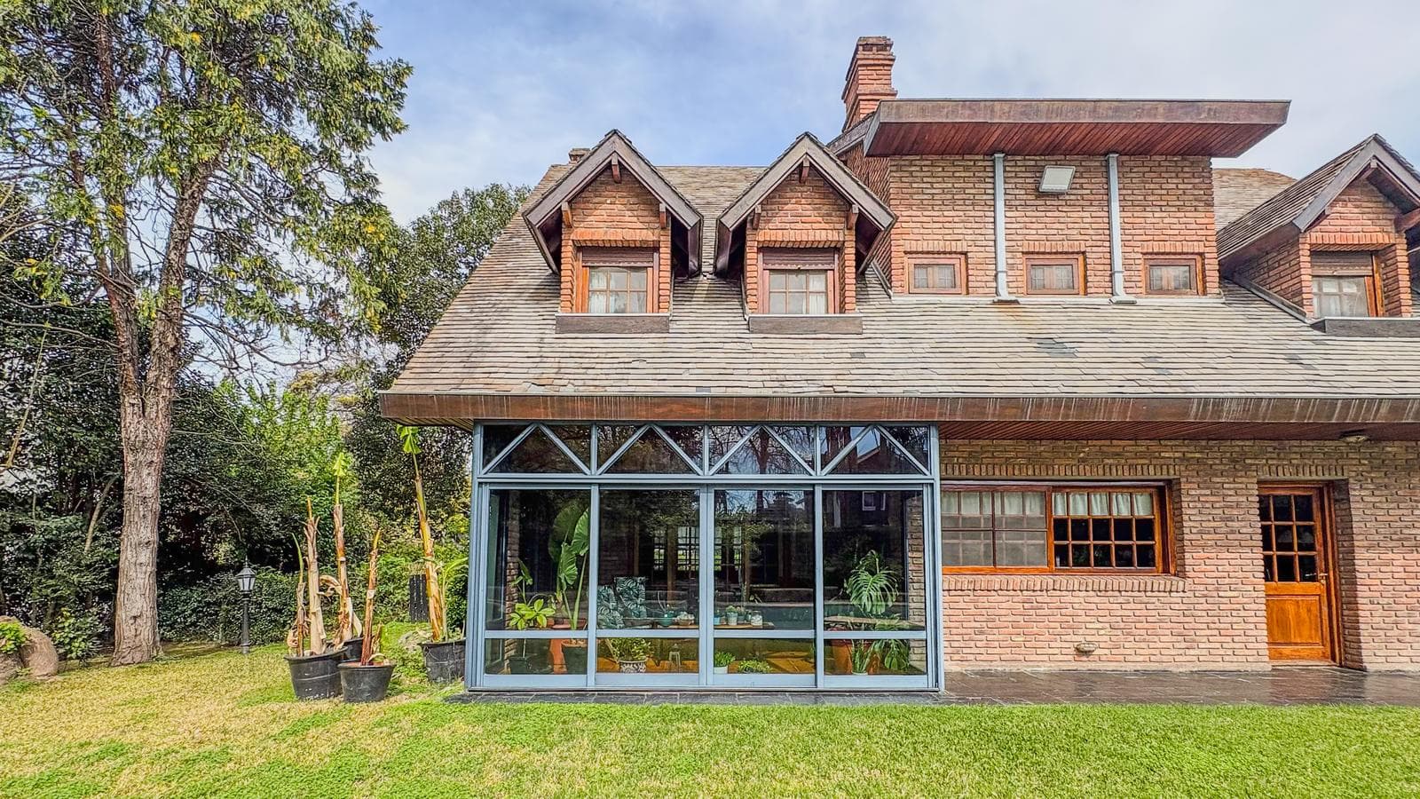 House for Sale: 9 Rooms, Pool, 2 Parking Spaces, Mapuche Country, Pilar.
