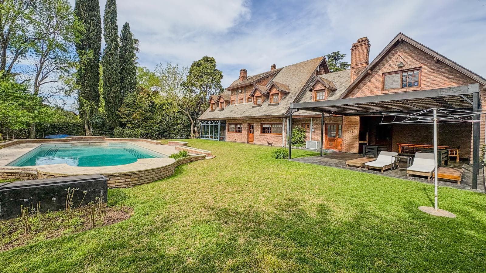 House for Sale: 9 Rooms, Pool, 2 Parking Spaces, Mapuche Country, Pilar.