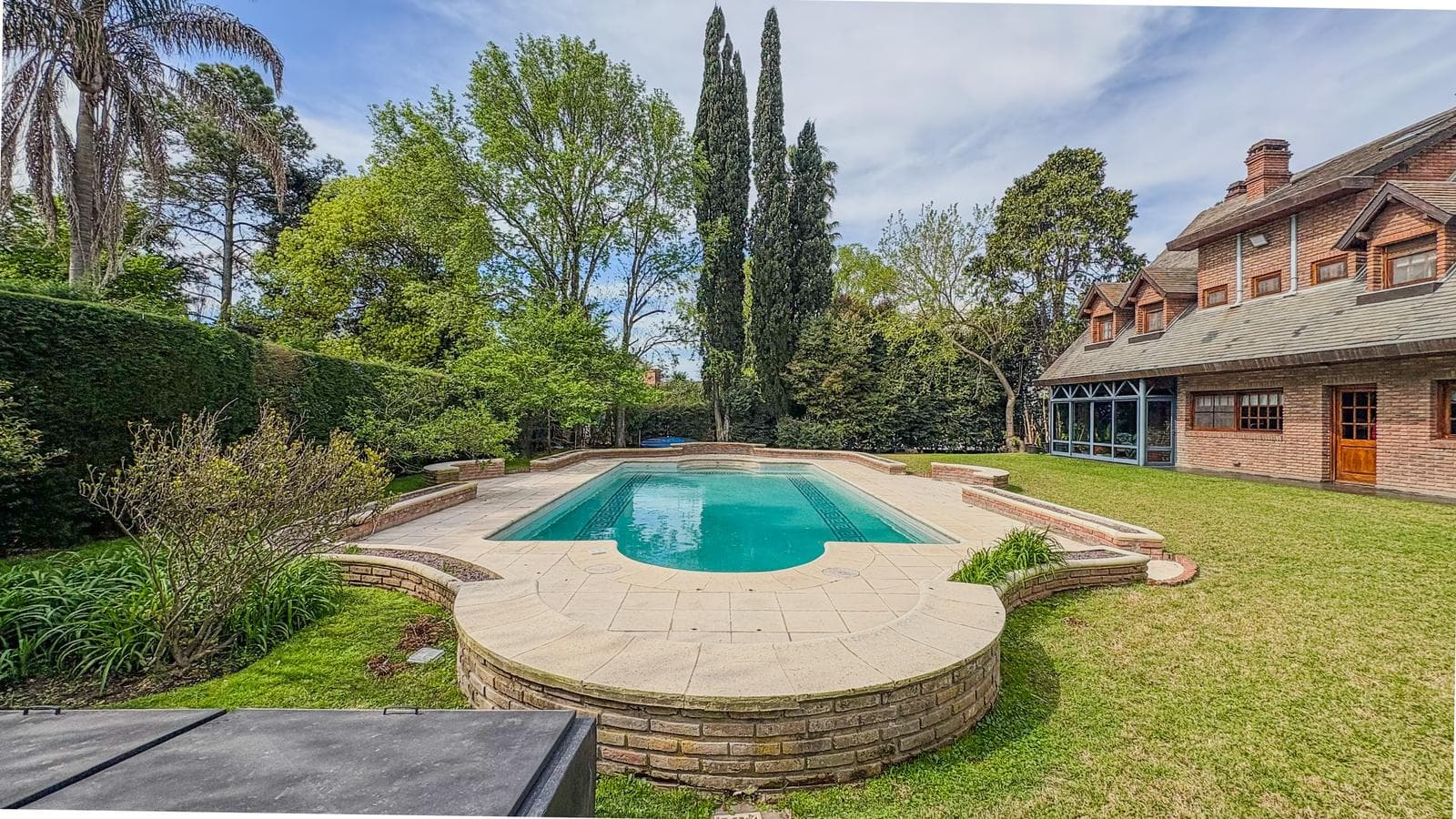 House for Sale: 9 Rooms, Pool, 2 Parking Spaces, Mapuche Country, Pilar.