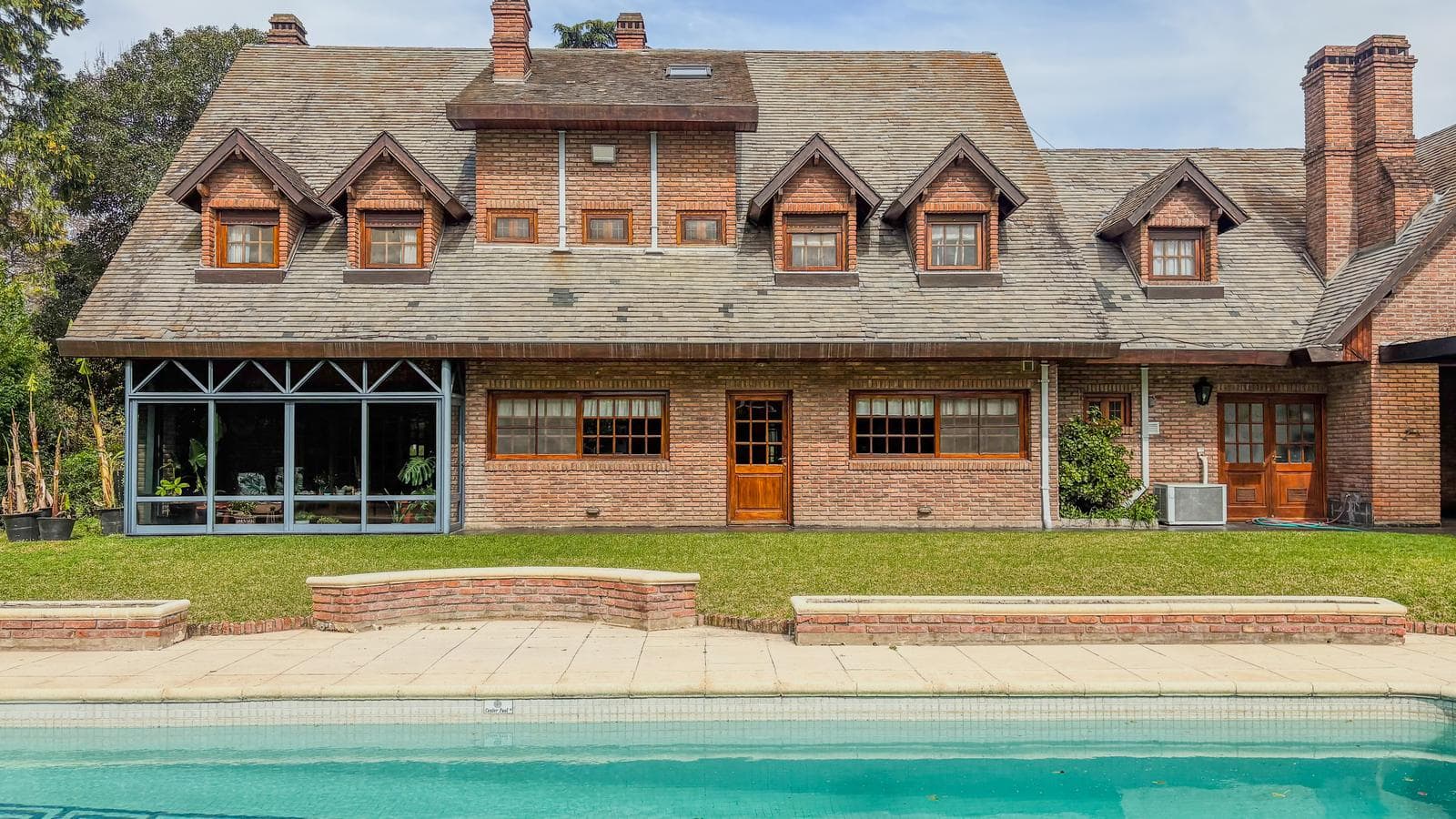 House for Sale: 9 Rooms, Pool, 2 Parking Spaces, Mapuche Country, Pilar.