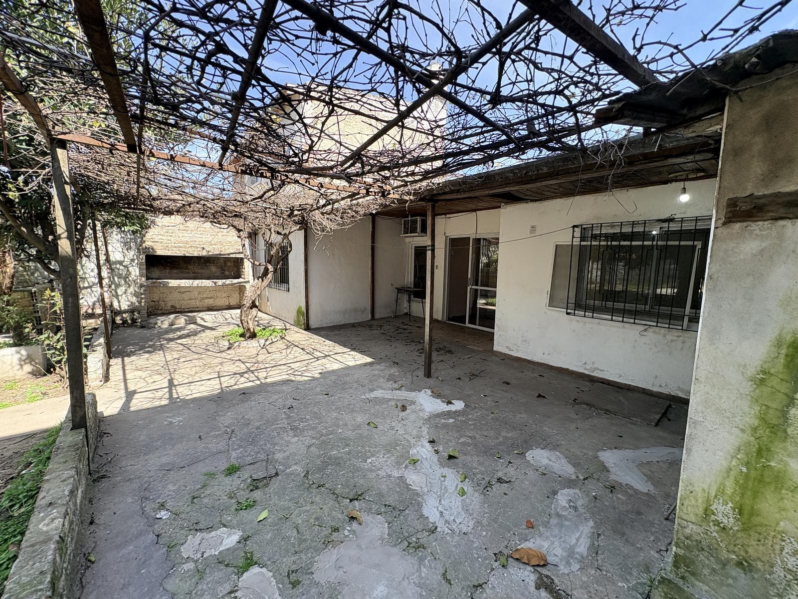 For Sale: 3-room house in need of renovation in Quilmes Oeste on a 300-square-meter lot