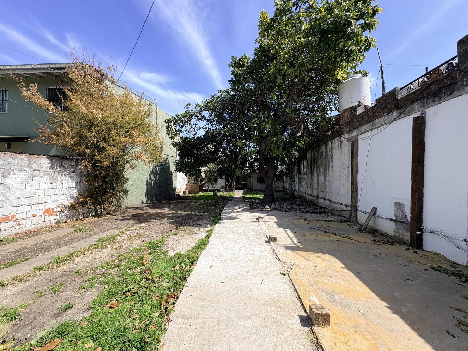 For Sale: 3-room house in need of renovation in Quilmes Oeste on a 300-square-meter lot