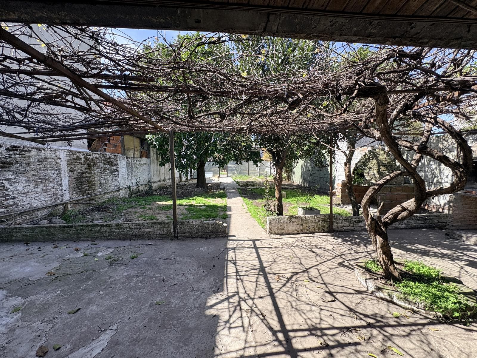 For Sale: 3-room house in need of renovation in Quilmes Oeste on a 300-square-meter lot