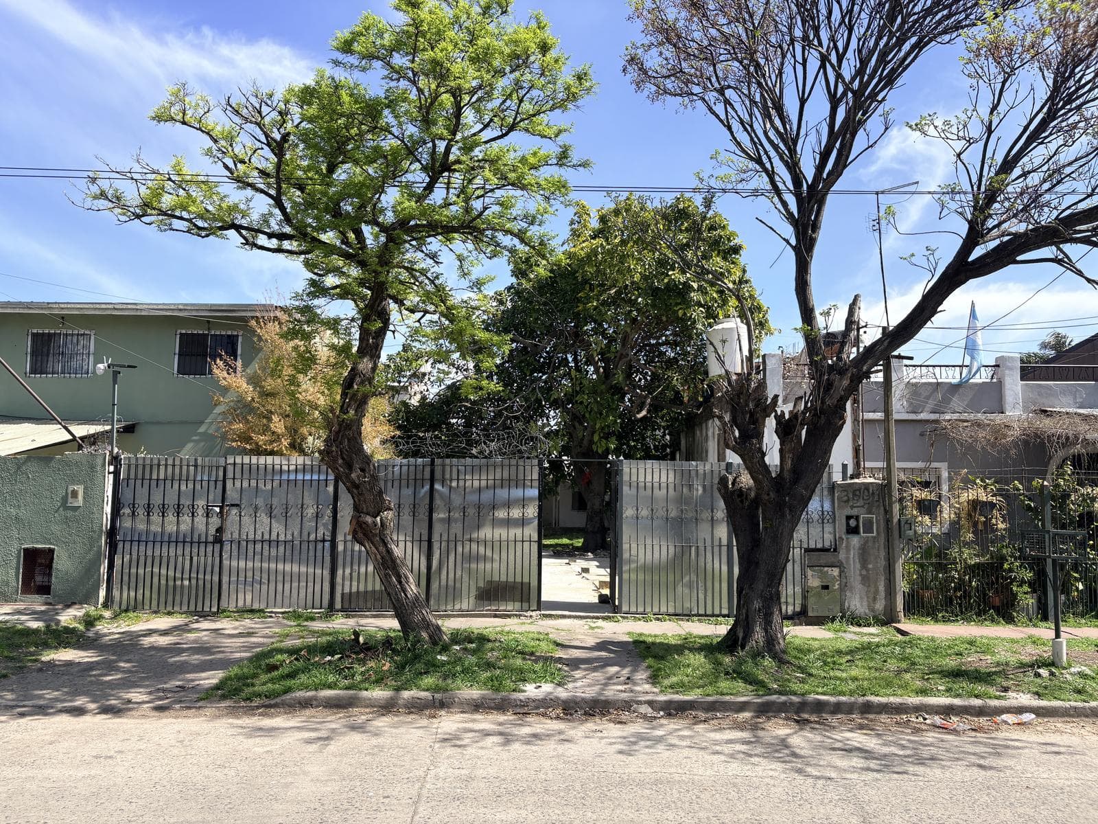 For Sale: 3-room house in need of renovation in Quilmes Oeste on a 300-square-meter lot