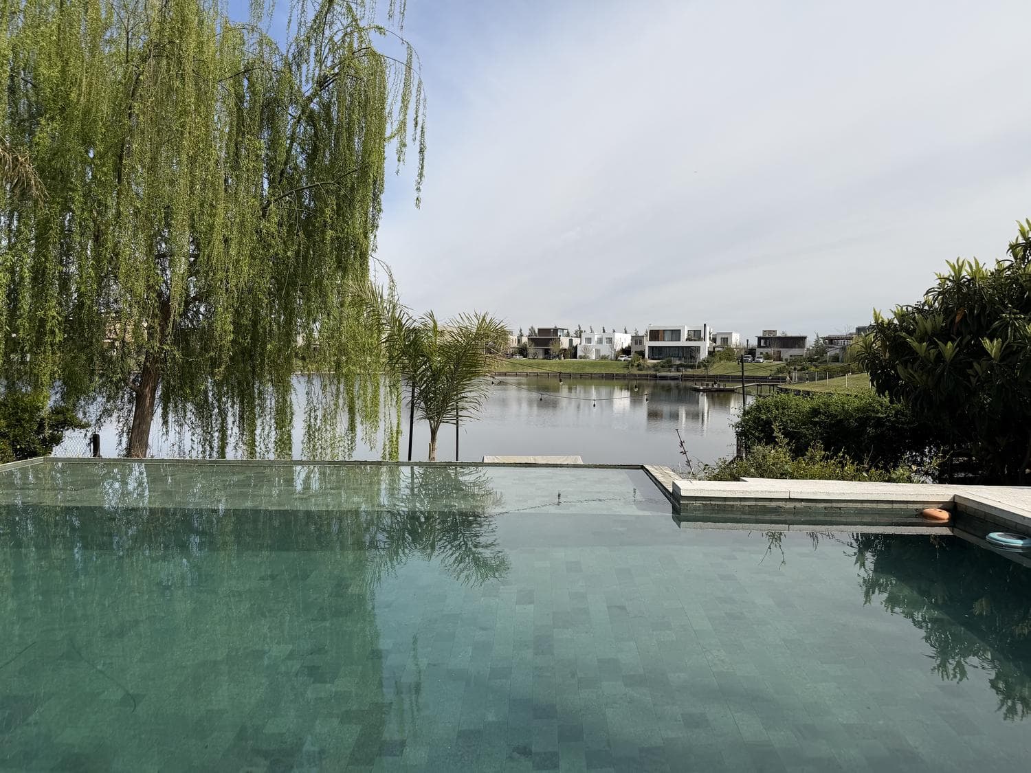 Waterfront house for sale in Castaños, 3/4 bedrooms, playground, and 3rd floor