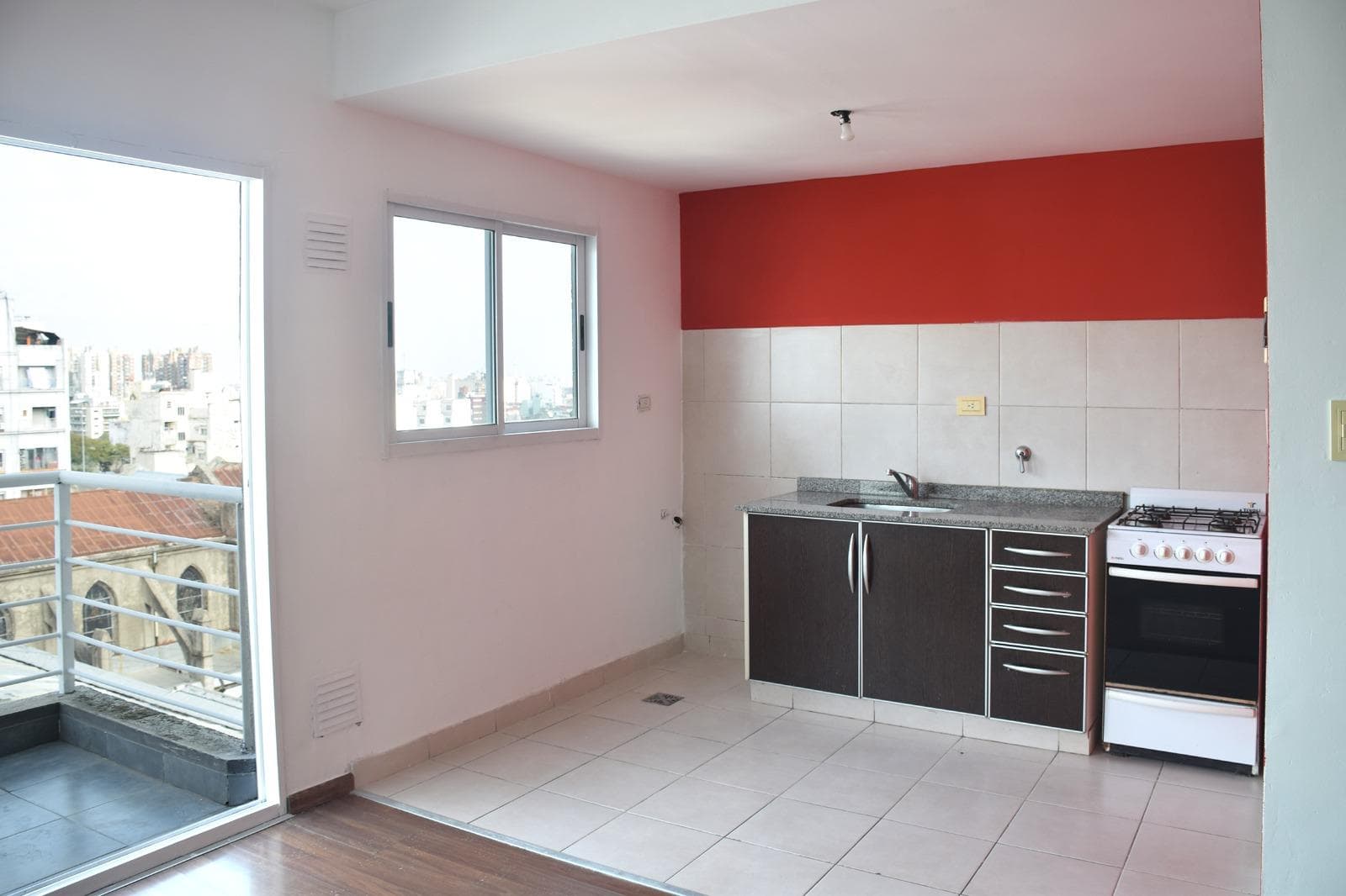 Bright Apartment for Rent with Balcony Near the Subway